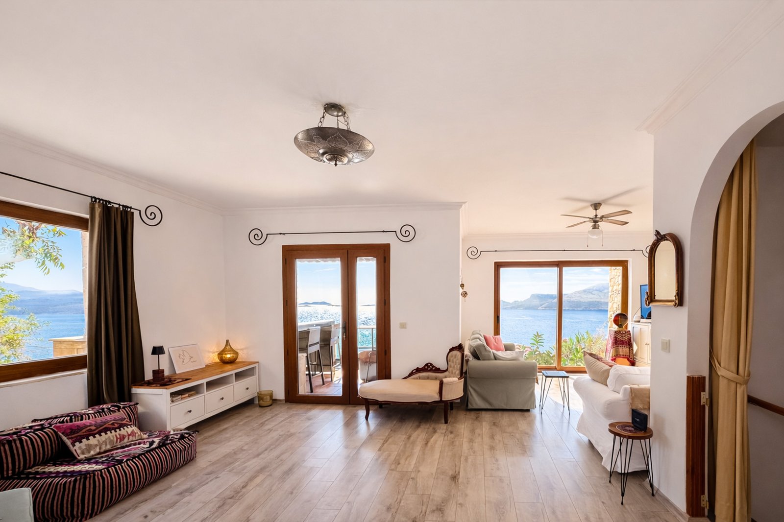 Kaş Yarımada'da Deniz Manzaralı, Turizm Lisanslı Lüks Villa