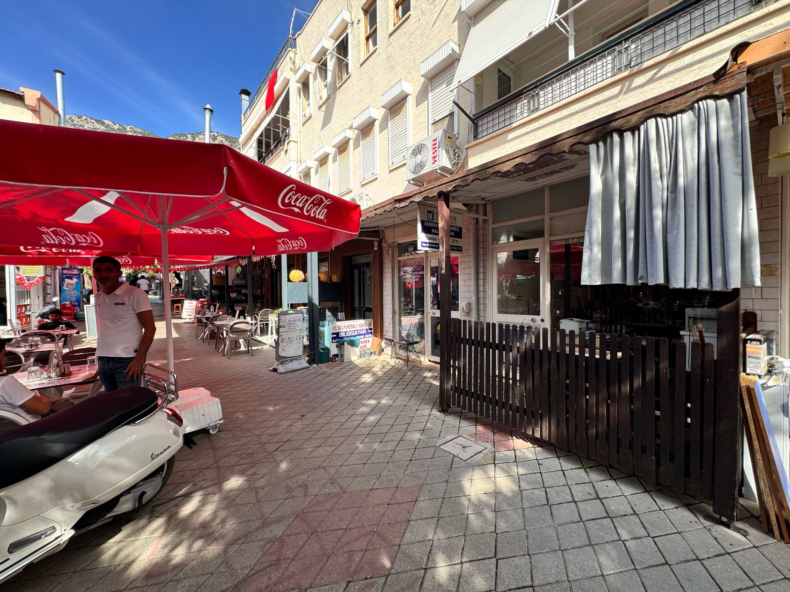 Kaş Merkezde Yanyana 2 Dükkan Toplam 60 m²